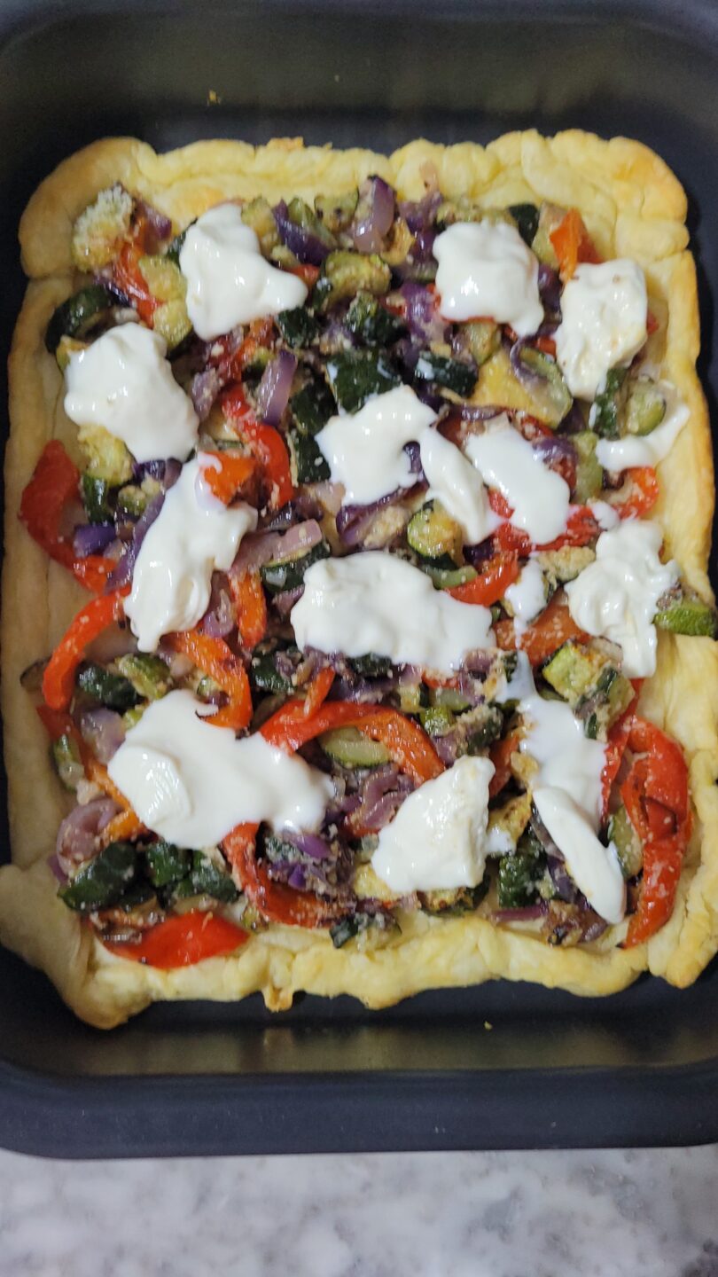 Torta salata con verdure e stracchino in friggitrice ad aria: cremosa e croccante