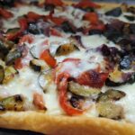 Torta salata con verdure e stracchino in friggitrice ad aria: cremosa e croccante