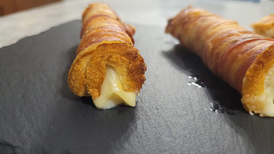 Involtini di Pane in Pancetta Croccante