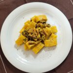 pasta alla crema di zafferano, guanciale e zucchine
