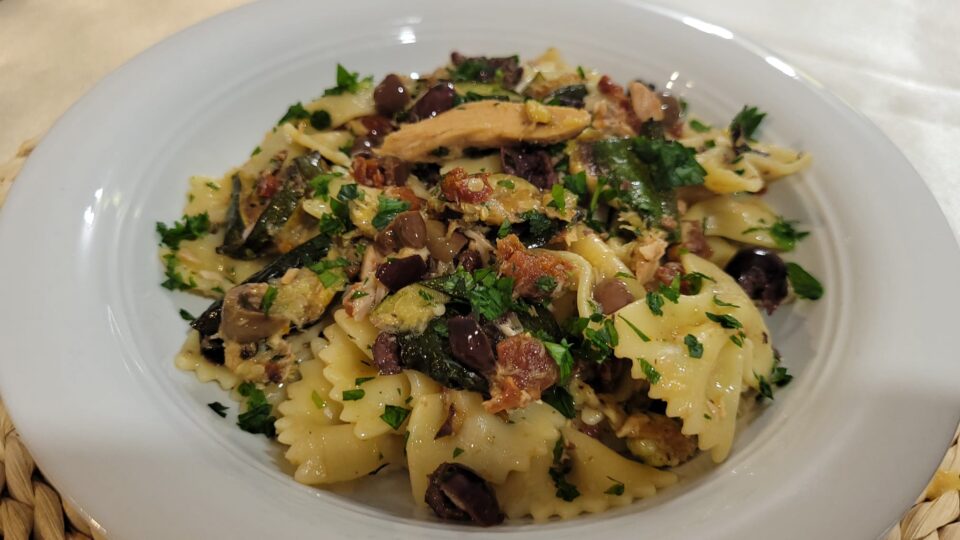 Farfalle fredde con tonno e zucchine grigliate in friggitrice ad aria