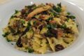 Farfalle fredde con tonno e zucchine grigliate in friggitrice ad aria