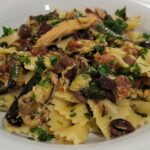 Farfalle fredde con tonno e zucchine grigliate in friggitrice ad aria