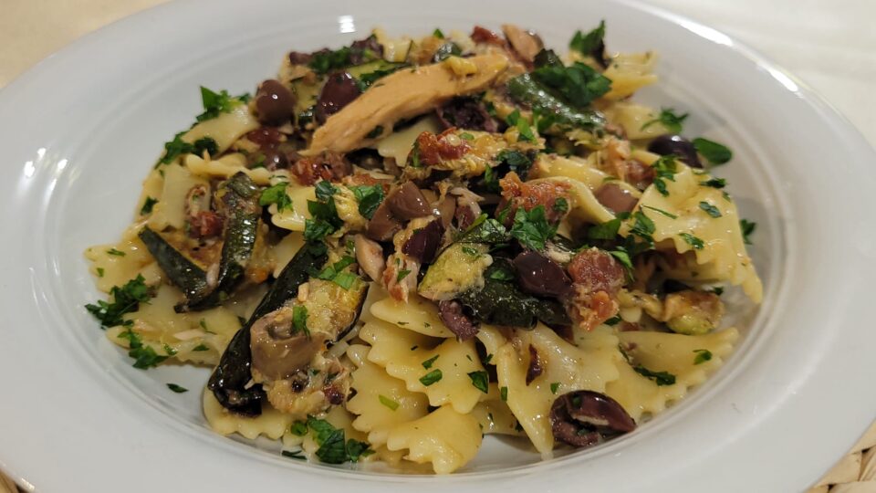 Farfalle fredde con tonno e zucchine grigliate in friggitrice ad aria