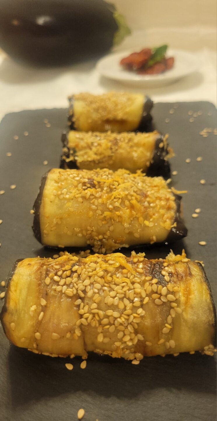 Involtini di melanzane mediterranei in friggitrice ad aria