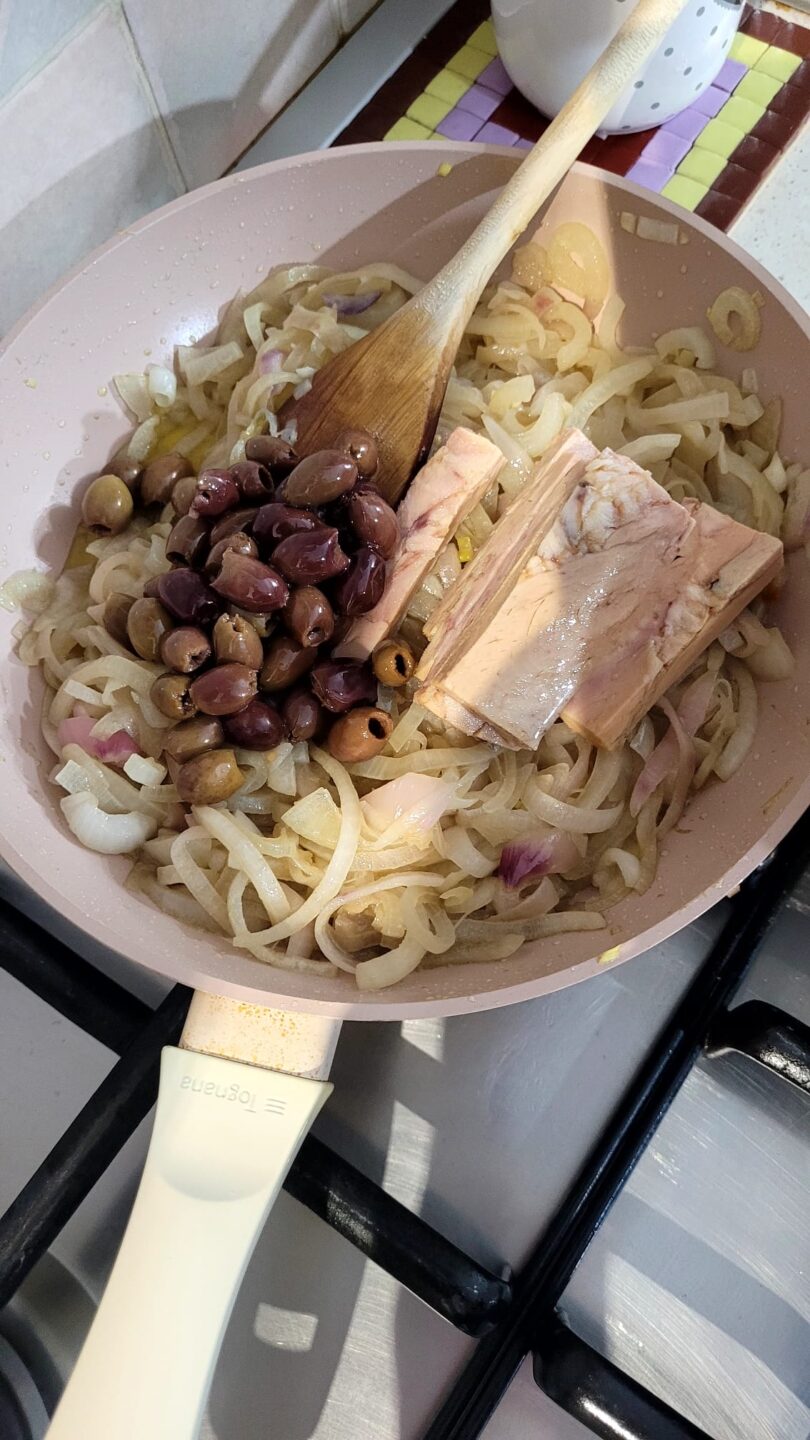 Rustico con Cipolle, Tonno e Olive