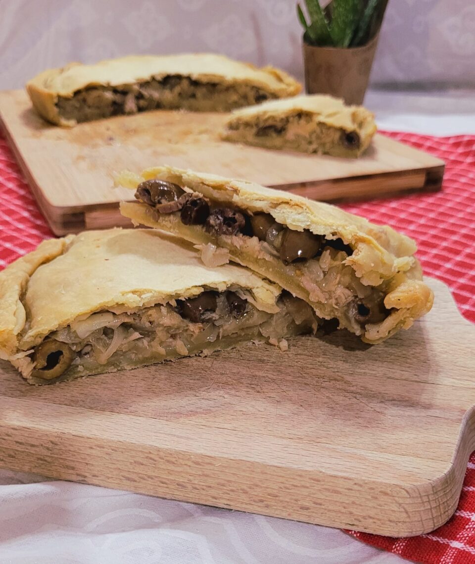 Rustico con Cipolle, Tonno e Olive