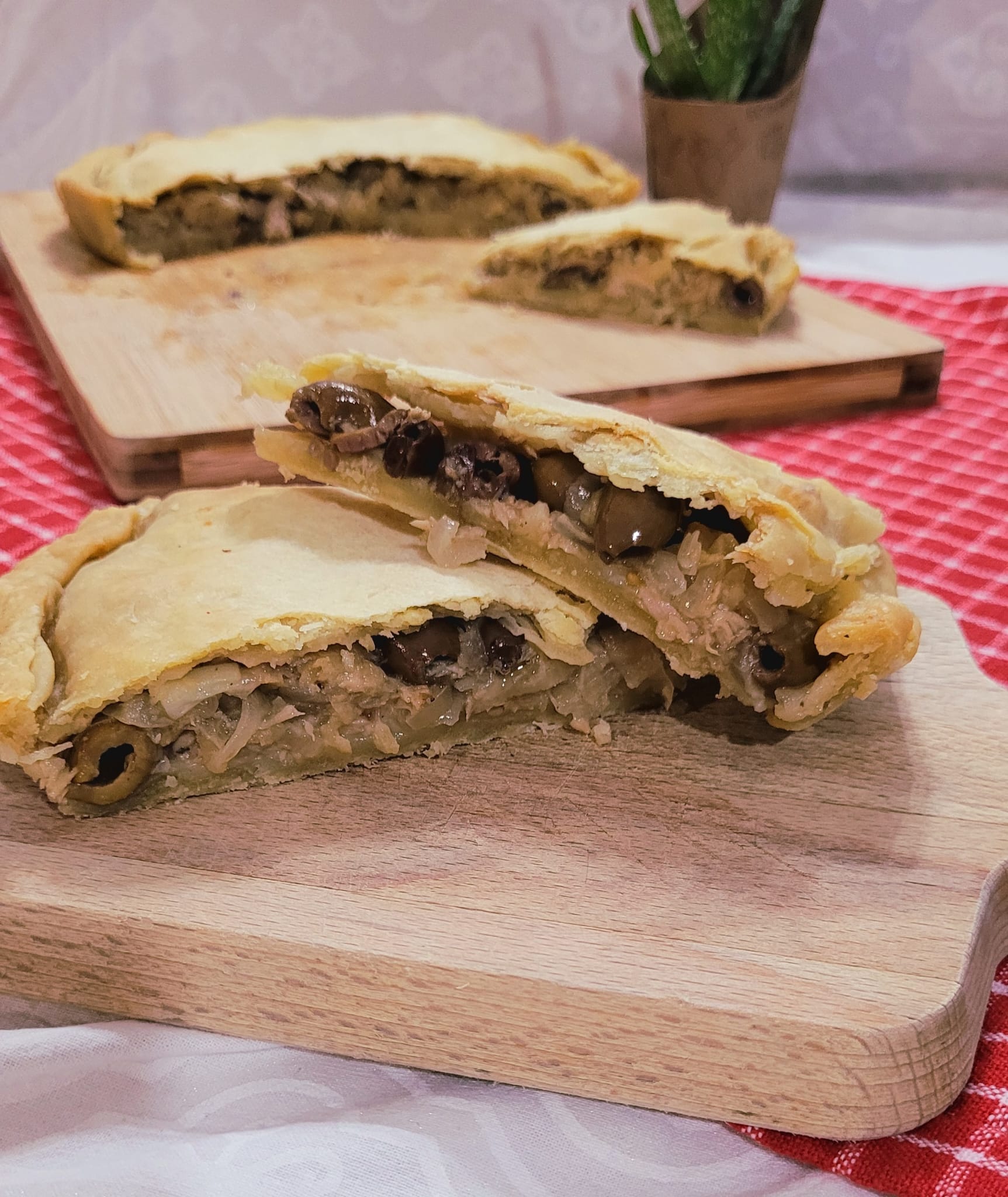 Rustico con Cipolle, Tonno e Olive