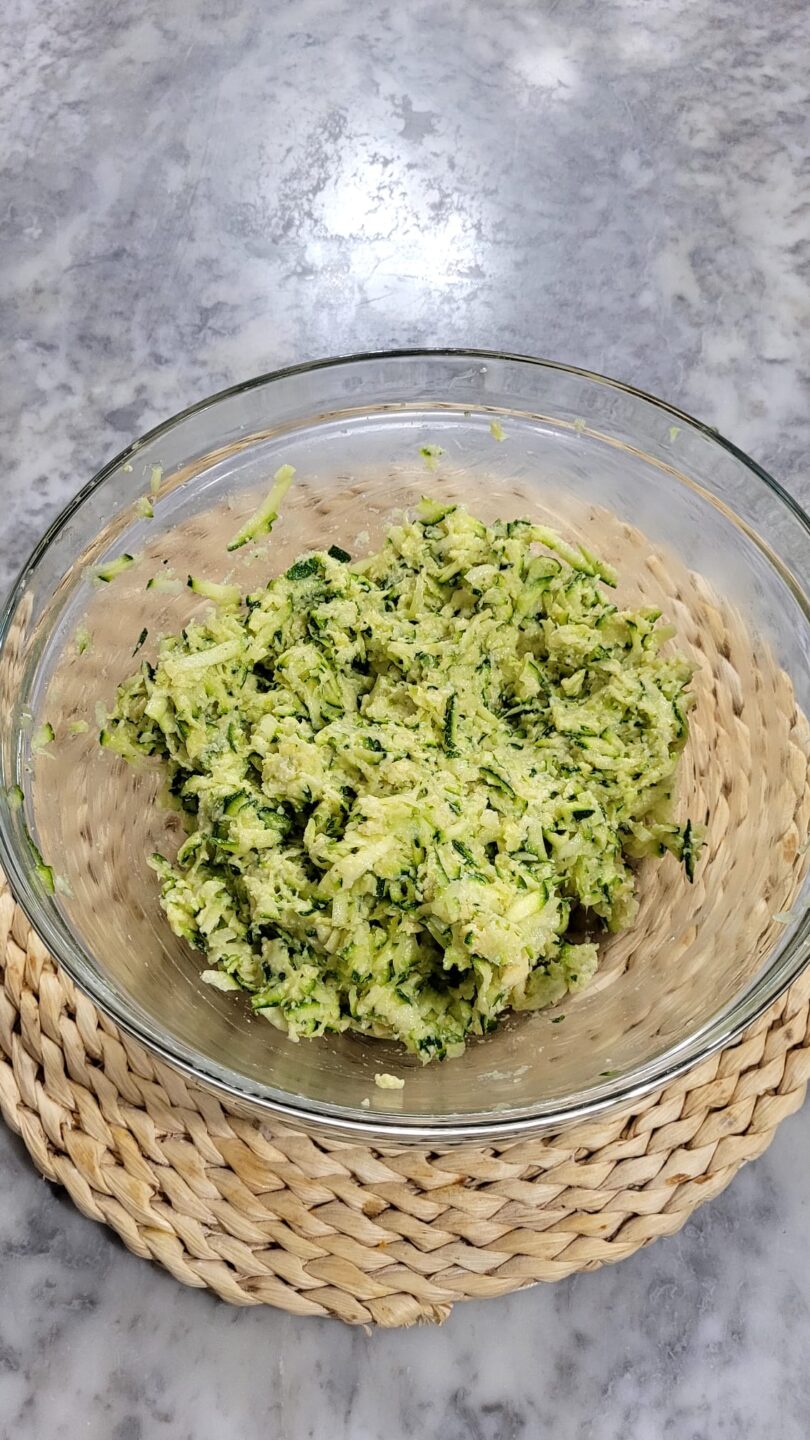 Schiacciata di zucchine in friggitrice ad aria ripiena di provola filante