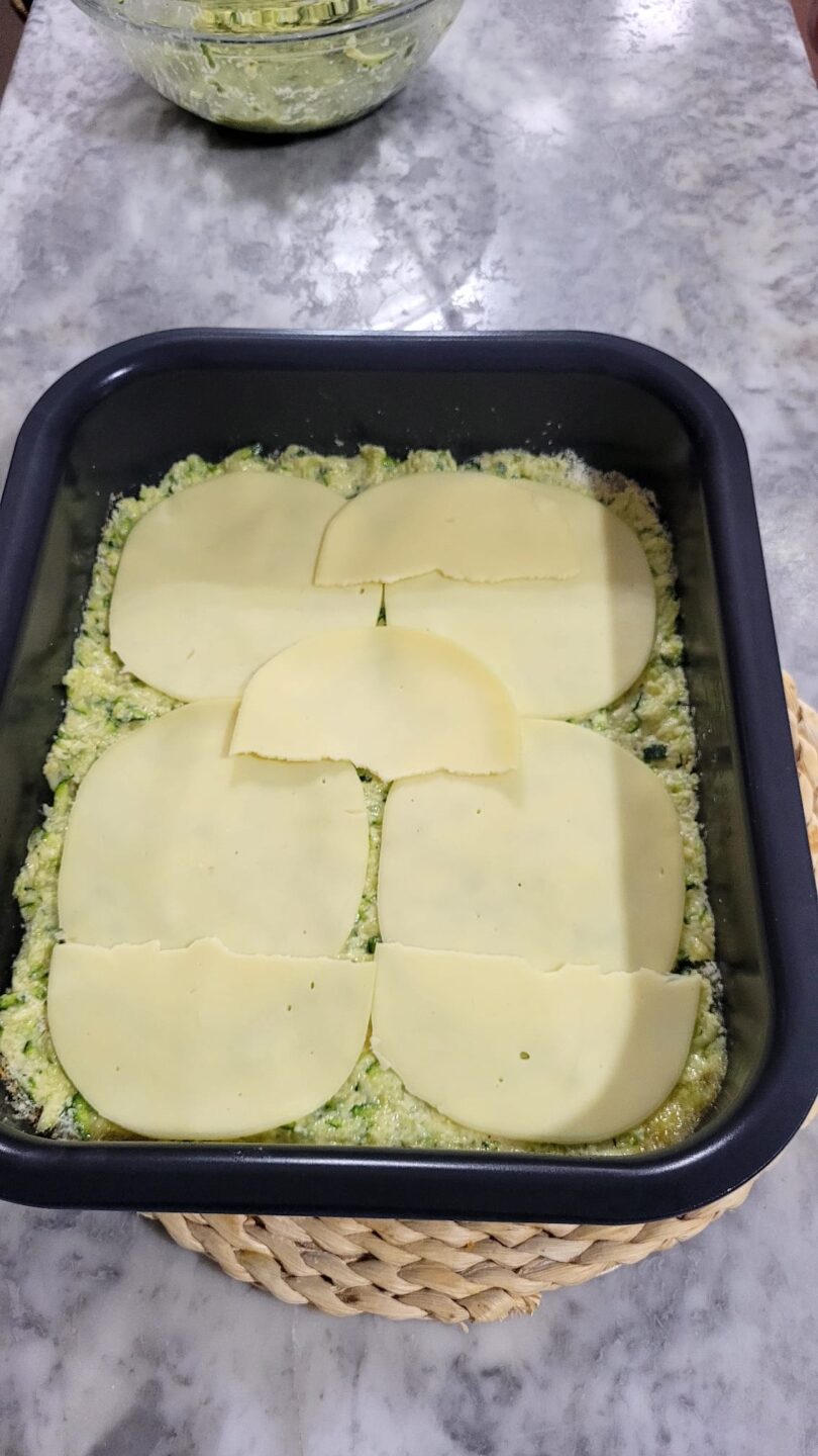 Schiacciata di zucchine in friggitrice ad aria ripiena di provola filante