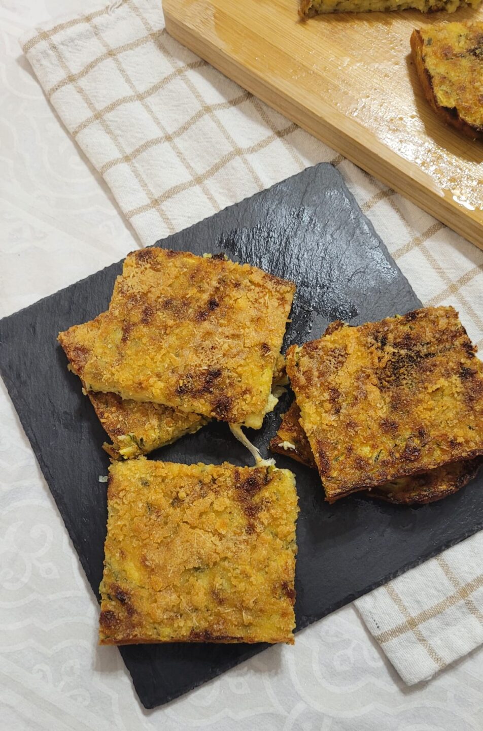 Schiacciata di zucchine in friggitrice ad aria ripiena di provola filante