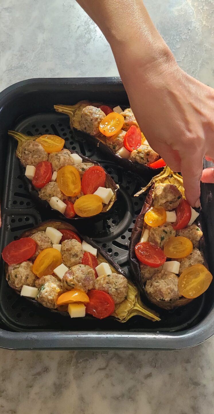 Melanzane ripiene in friggitrice ad aria con polpettine di salsiccia e datterini