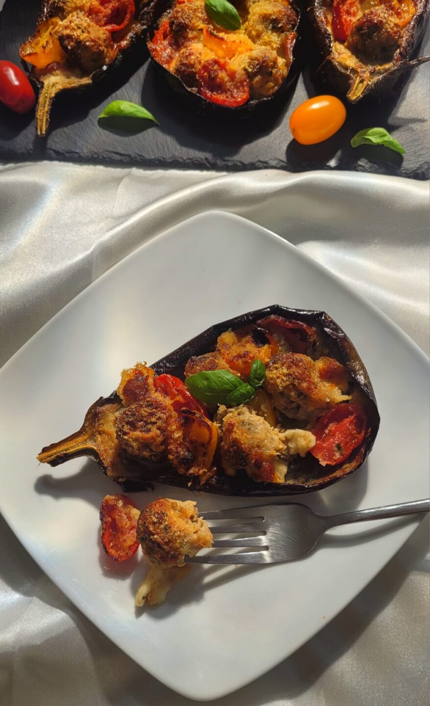 Melanzane ripiene in friggitrice ad aria con polpettine di salsiccia e datterini