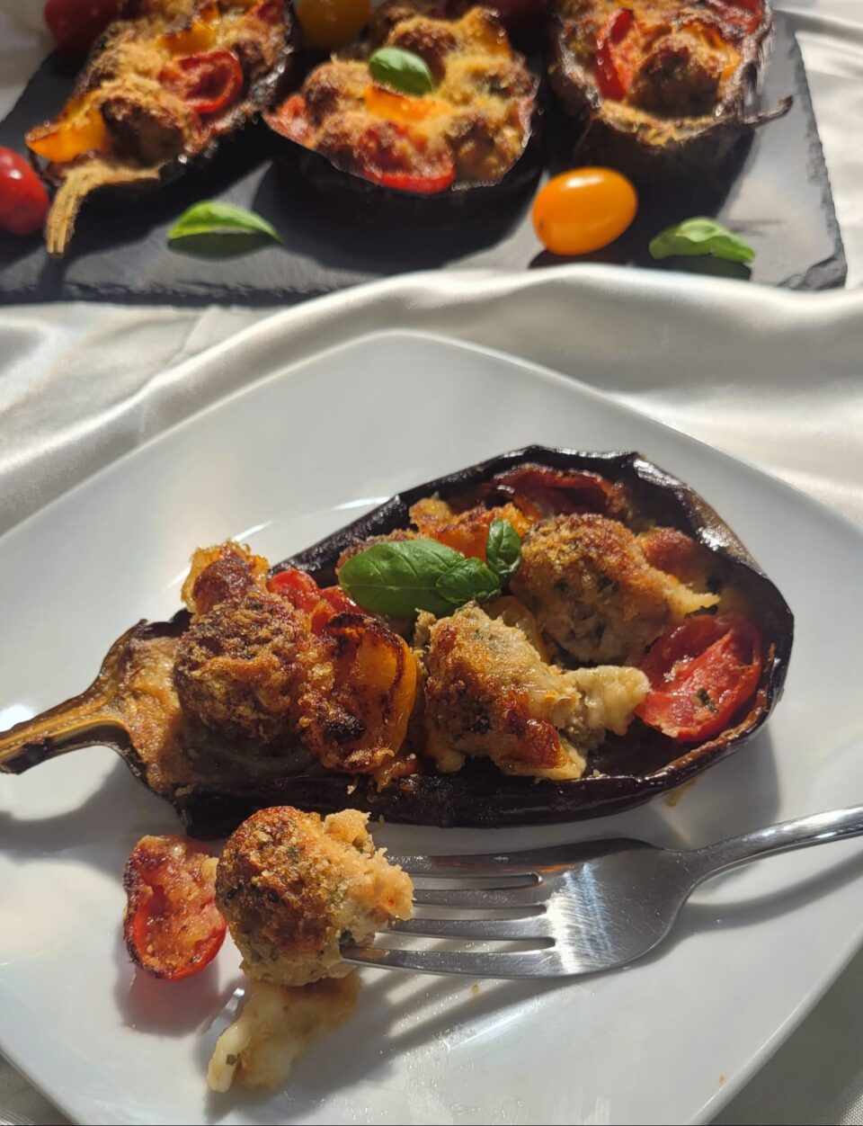 Melanzane ripiene in friggitrice ad aria con polpettine di salsiccia e datterini