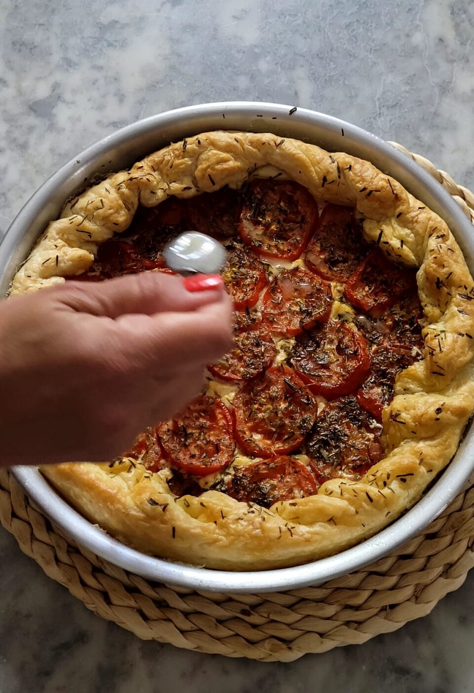 Torta salata con pomodori e caprino in friggitrice ad aria