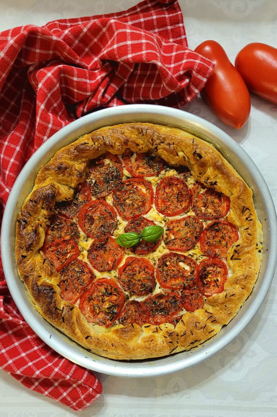 Torta salata con pomodori e caprino in friggitrice ad aria