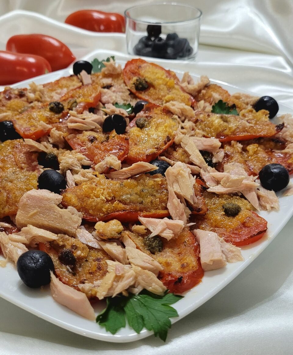 Pomodori San Marzano a fette gratinati in friggitrice ad aria con tonno e olive