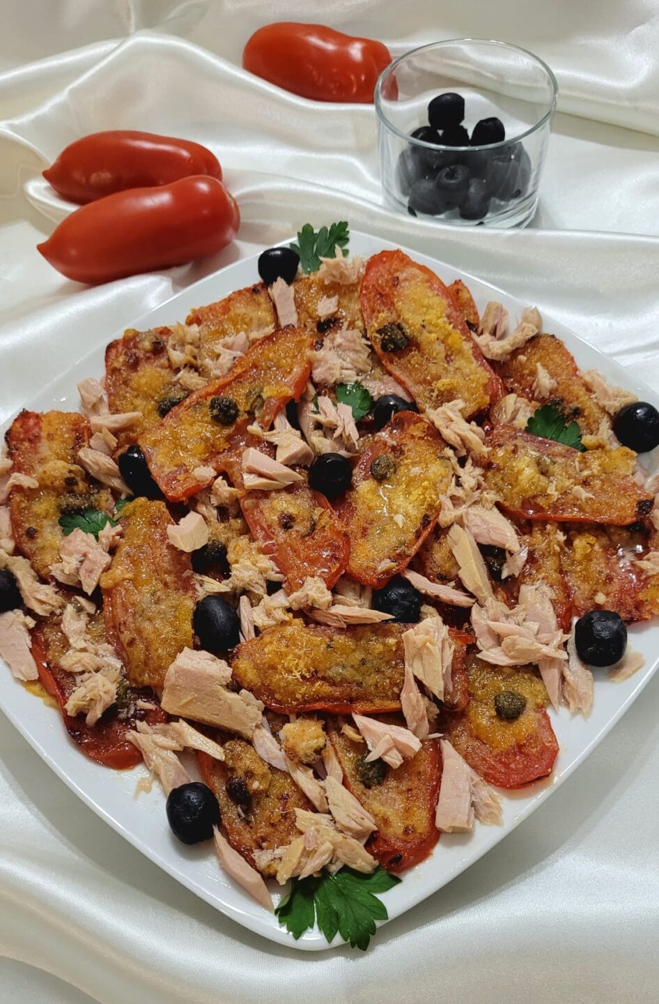 Pomodori San Marzano a fette gratinati in friggitrice ad aria con tonno e olive