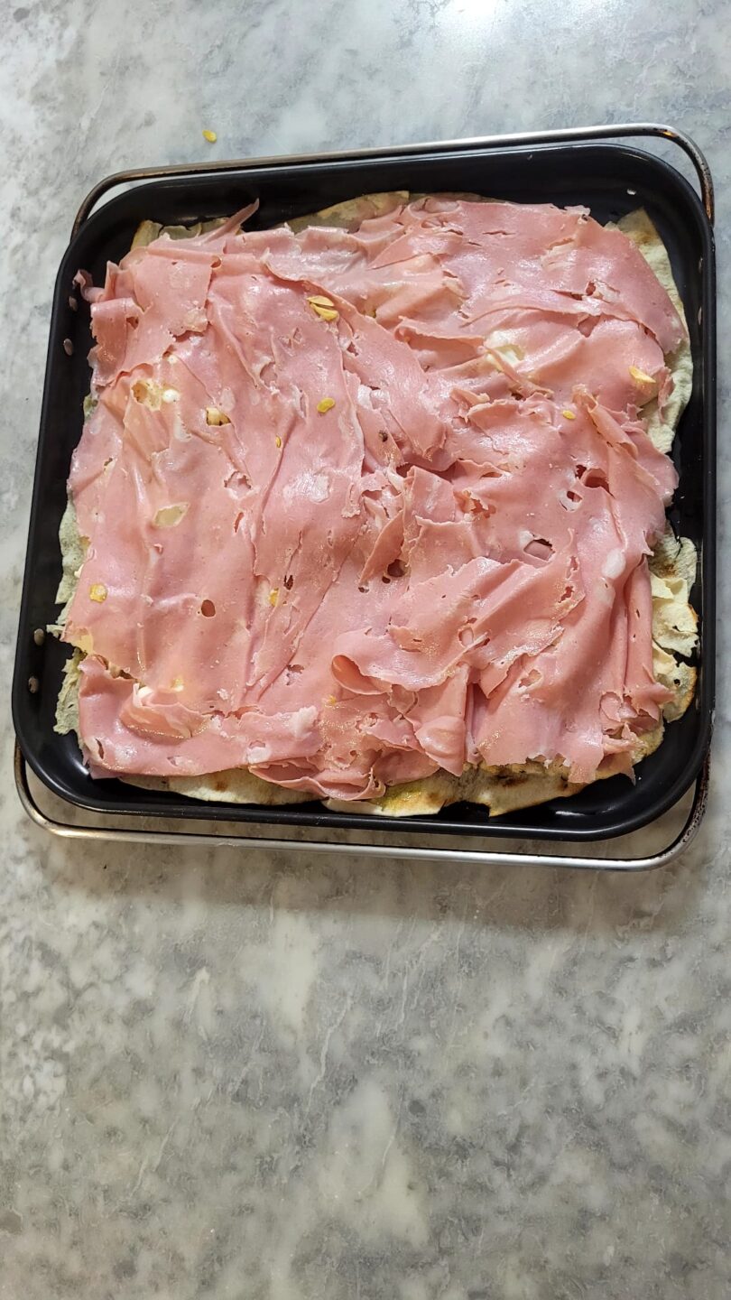 Teglia di pane carasau con stracchino e mortadella in friggitrice ad aria