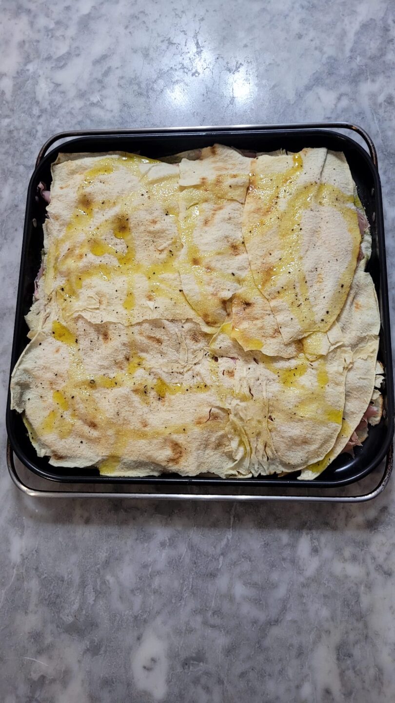 Teglia di pane carasau con stracchino e mortadella in friggitrice ad aria