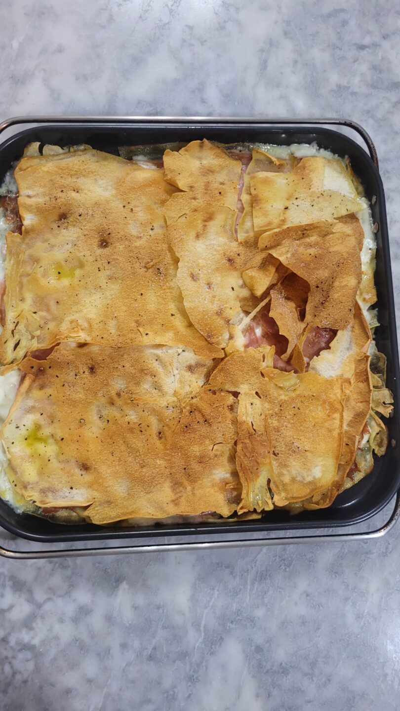 Teglia di pane carasau con stracchino e mortadella in friggitrice ad aria