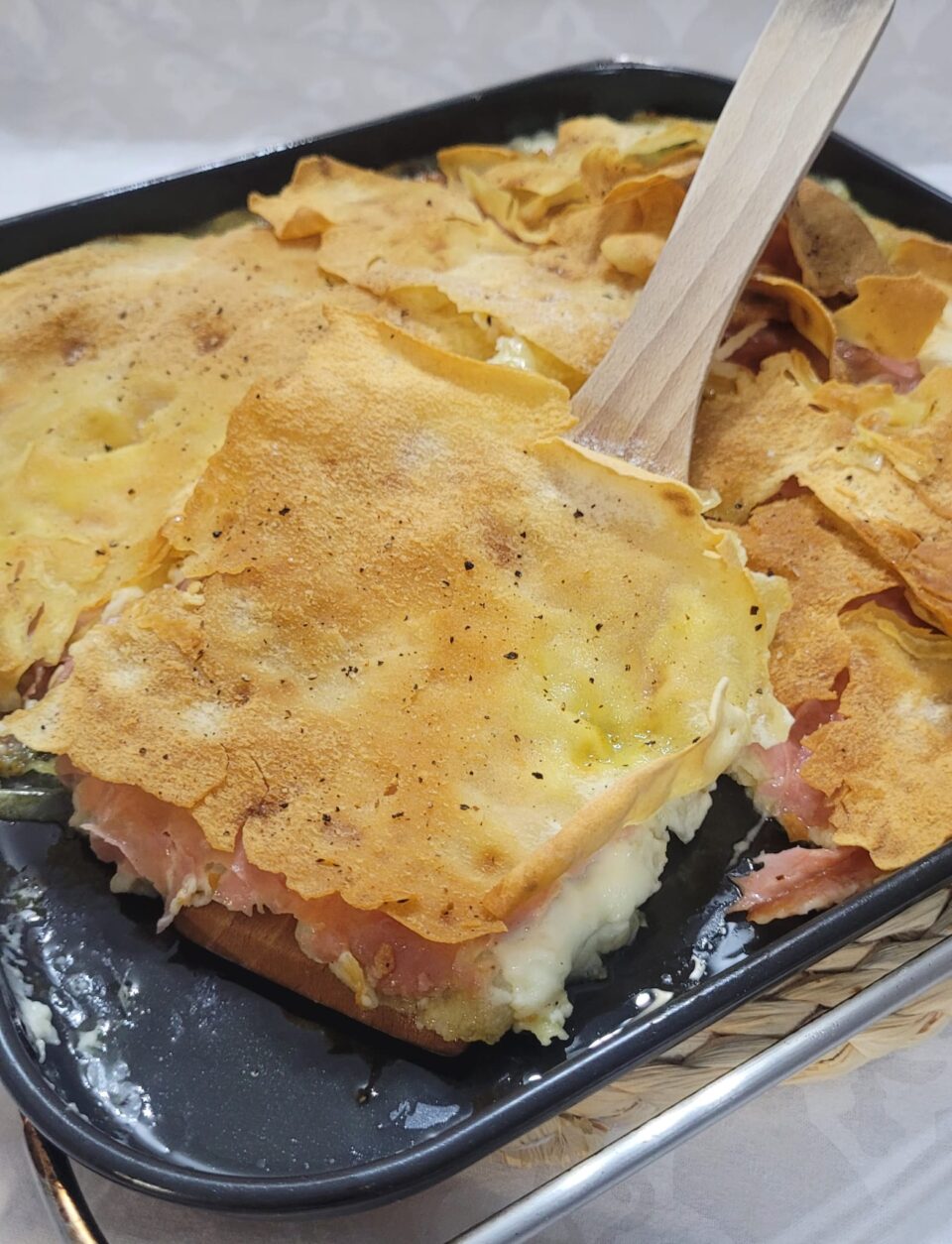Teglia di pane carasau con stracchino e mortadella in friggitrice ad aria