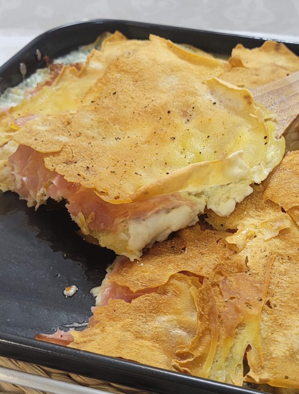 Teglia di pane carasau con stracchino e mortadella in friggitrice ad aria