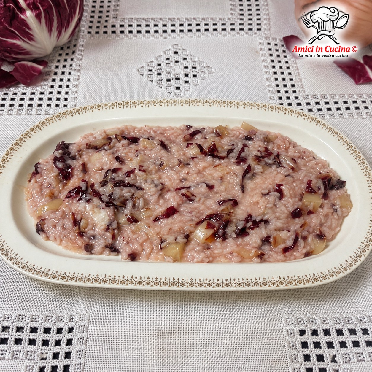 Piatto fondo con risotto cremoso al radicchio trevisano mantecato con dadini di scamorza affumicata filante preparato da Giuseppe Crociata