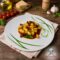 Gnocchi di zucca fatti in casa su letto di pomodoro e pancetta croccante