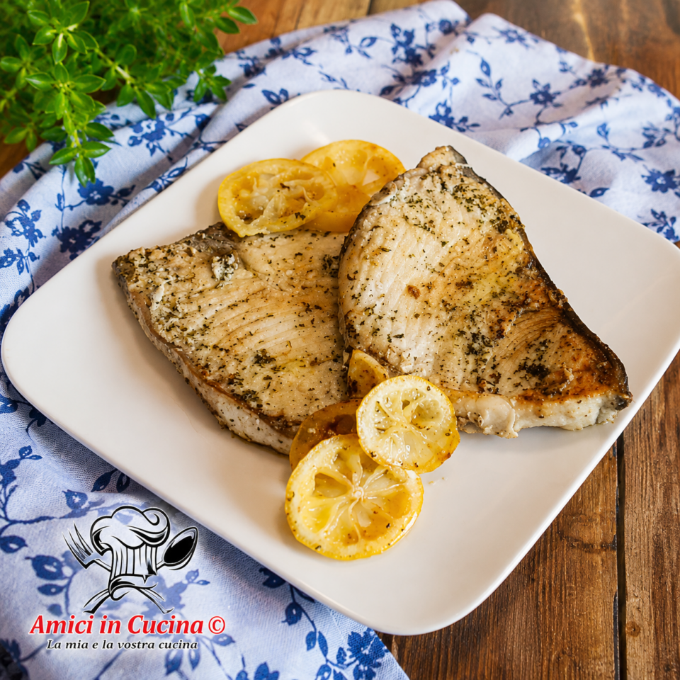 Pesce spada al limone cotto in padella con fette di limone, un secondo piatto facile, leggero e ricco di gusto.
