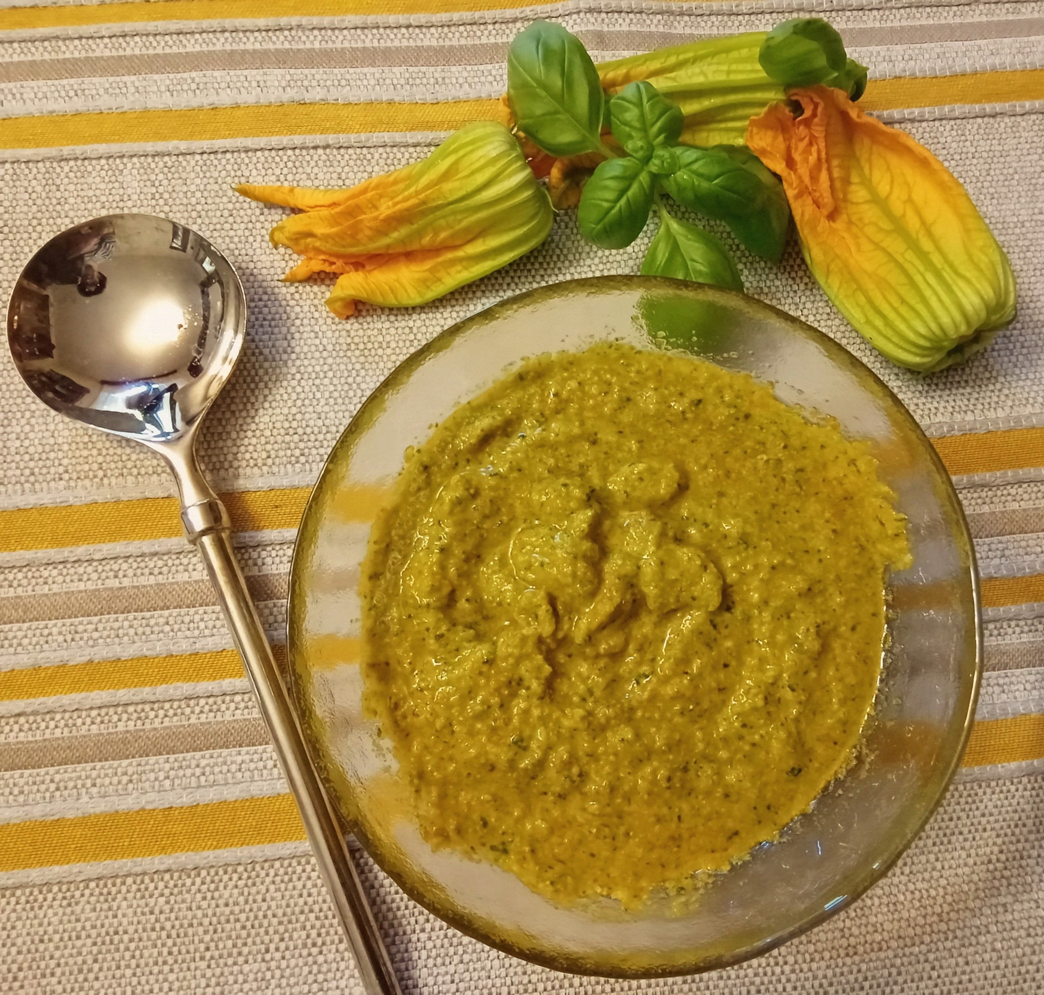 pesto con fiori di zucca