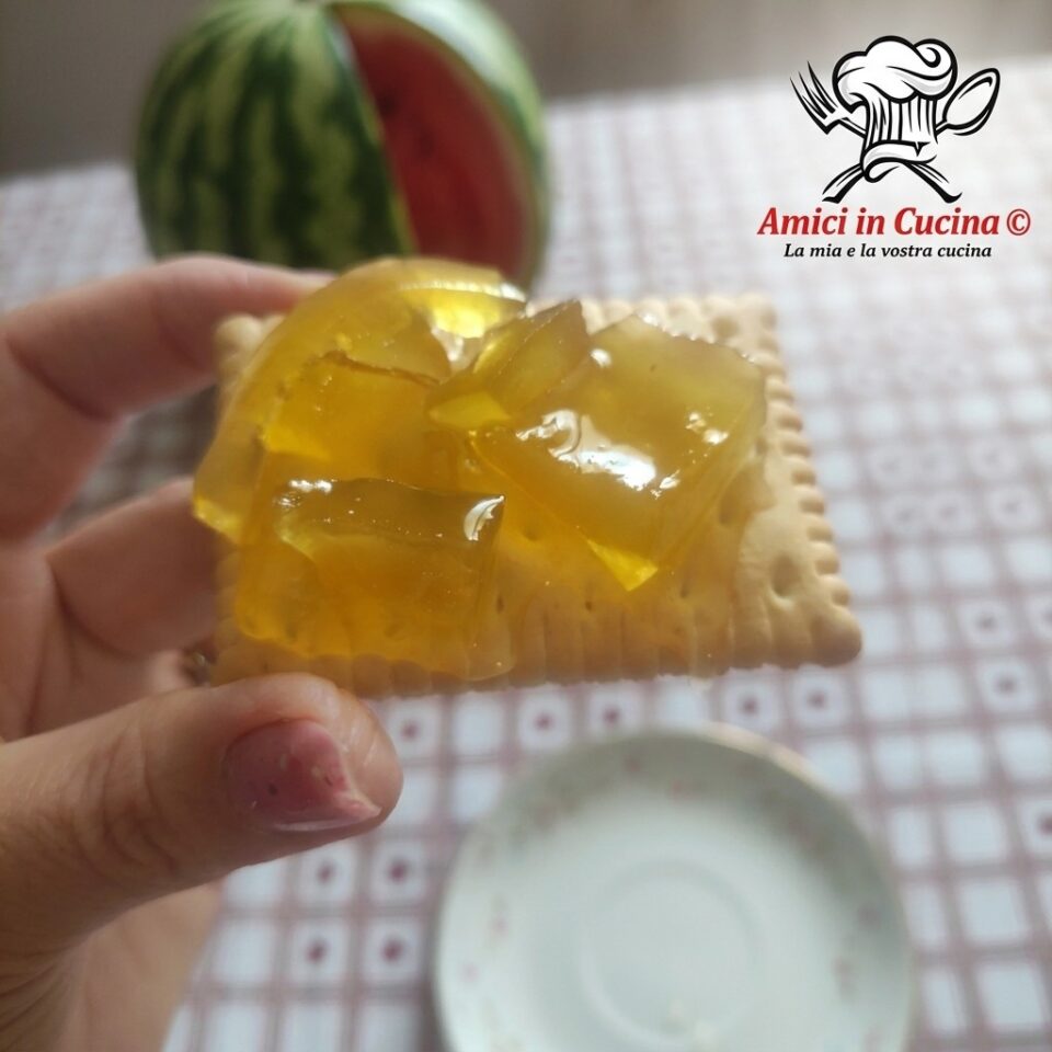 Buccia di anguria sciroppata con cannella, anice stellato e chiodi di garofano