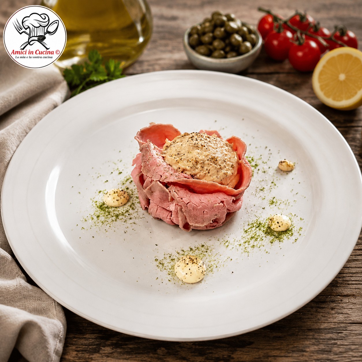 Roast Beef di vitello con salsa tonnata cremosa, capperi, pomodori semi dry e uova sode servito come secondo piatto freddo.