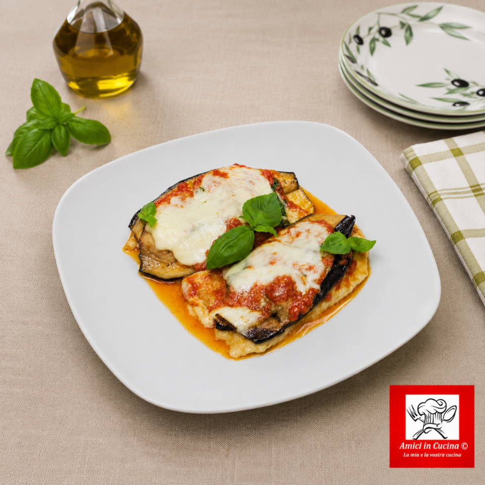 Pollo alla parmigiana con salsa di pomodoro e mozzarella filante, cotto al forno e servito caldo.