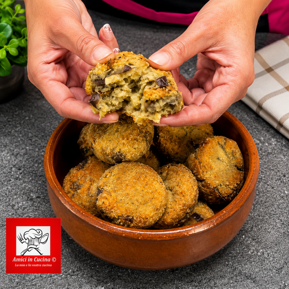 Polpette di melanzane croccanti cotte al forno e servite su piatto