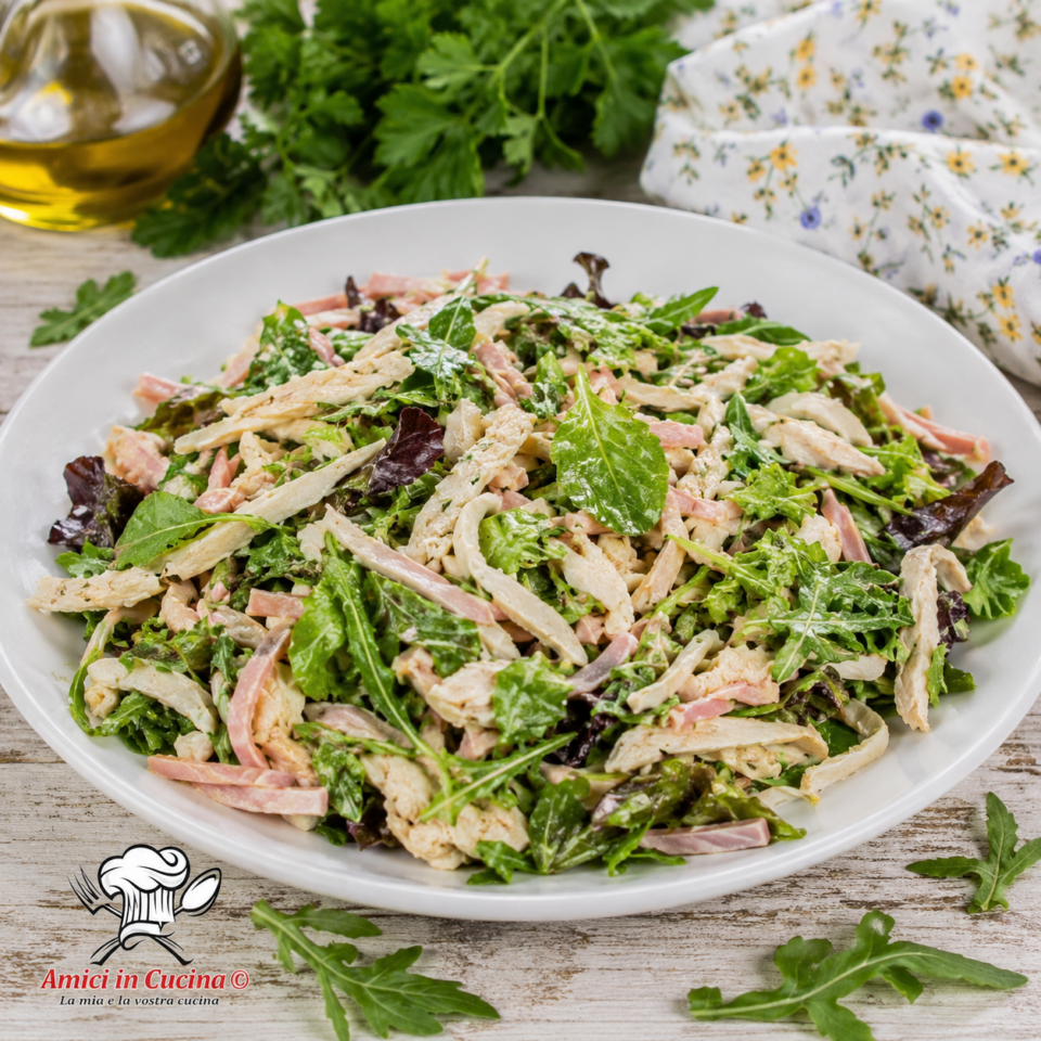 Insalata di pollo con mozzarella prosciutto cotto e insalata mista