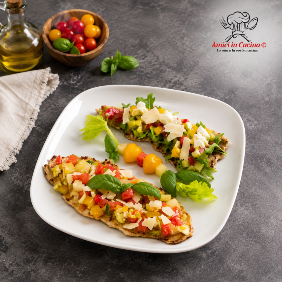 Paillard di petto di pollo con insalate estive a base di anguria, melone, mango, burrata e verdure fresche.