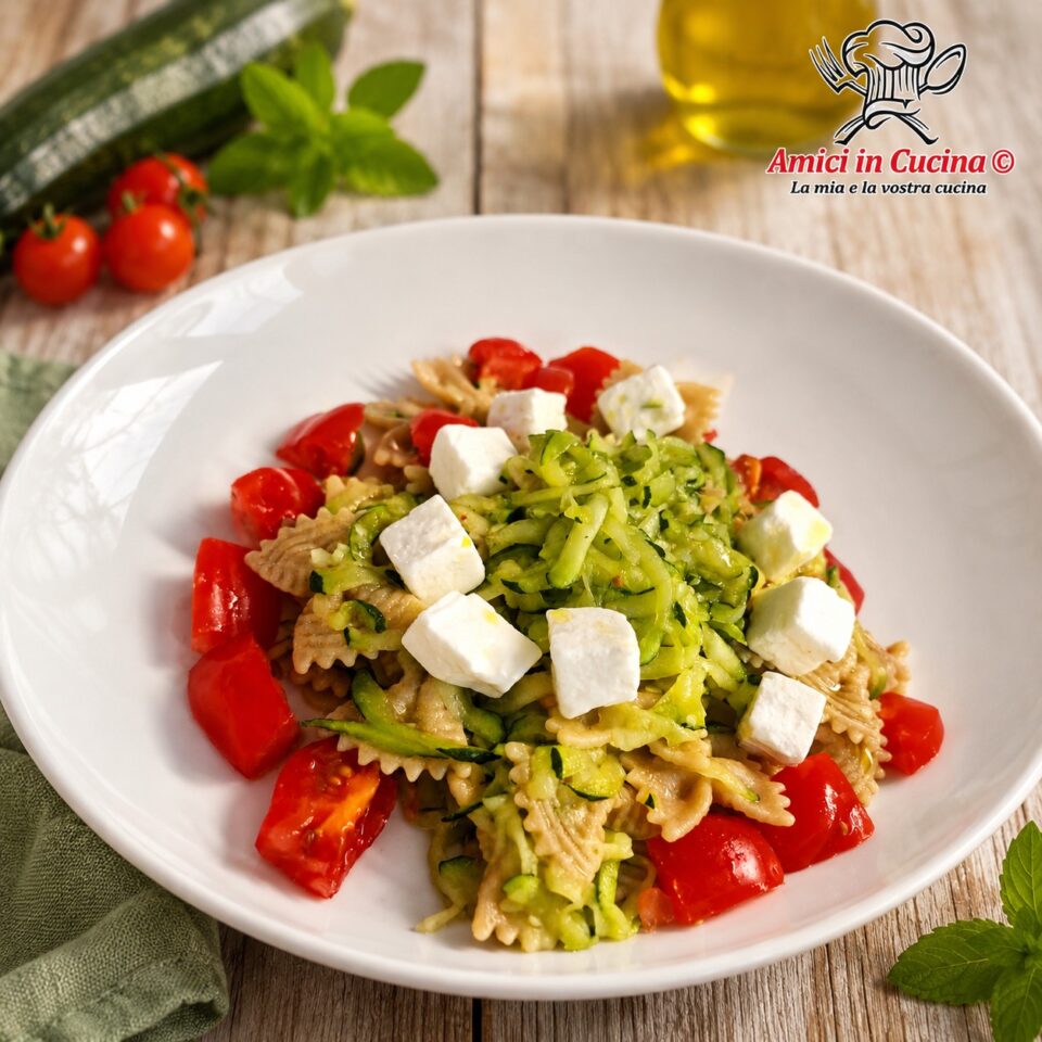 Farfalle integrali con zucchine crude, feta greca, pomodorini, menta e olio al limone.