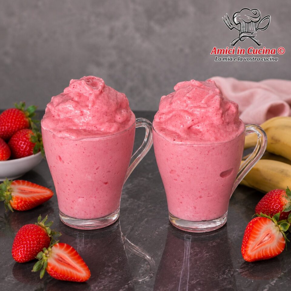 Gelato fatto in casa con fragole, banane e yogurt greco, senza gelatiera.