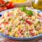 Insalata di Riso Estiva e Cremosa: la Ricetta Facile con Tonno, Mozzarella e Pomodori