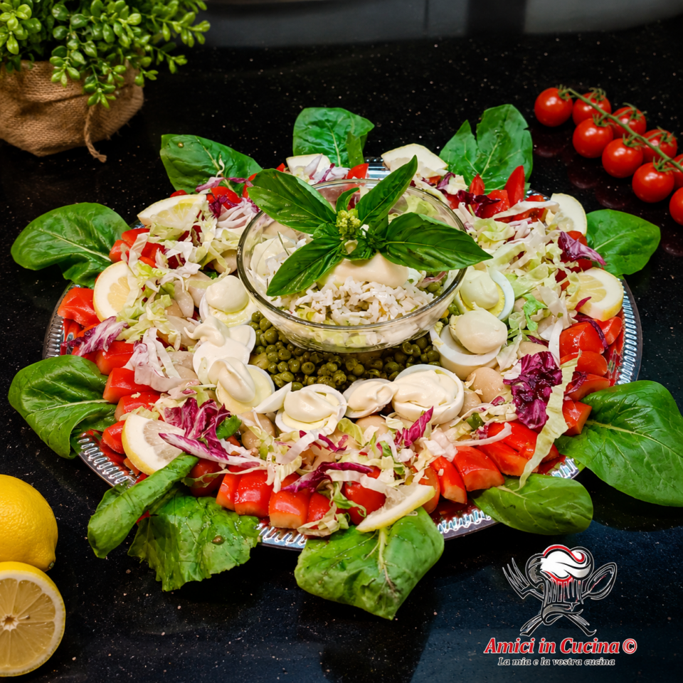 Insalata di surimi con fagioli corallo, maionese fatta in casa, uova sode, pomodorini, piselli e limone servita su vassoio d'argento.