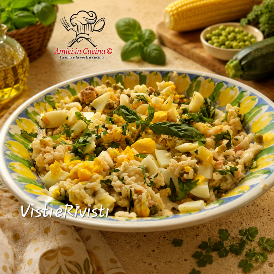 Riso freddo con tonno, formaggio cremoso, piselli, mais fresco, uova sode e zucchine, ricetta estiva postata da Visti & Rivisti.