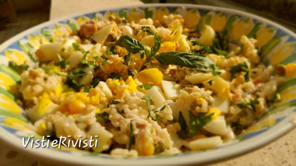 Riso freddo con tonno, formaggio cremoso, piselli, mais fresco, uova sode e zucchine, ricetta estiva postata da Visti & Rivisti.