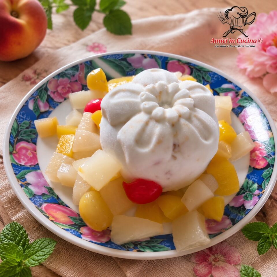 Semifreddo alle pesche sciroppate monoporzione con mousse allo yogurt e cuore di gelée alle pesche.
