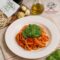 Pici all’Aglione: Ricetta Toscana Tradizionale con Pomodoro e Basilico
