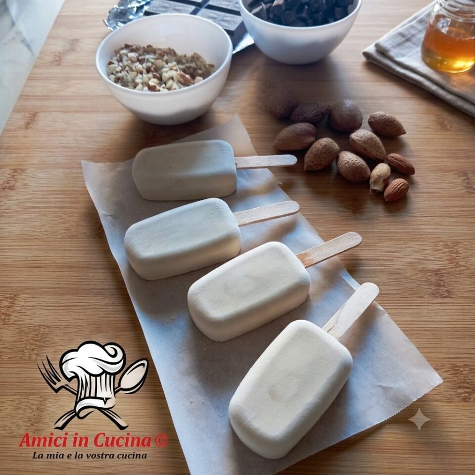 Primo piano dei gelati su stecco con copertura di cioccolato fondente e granella.