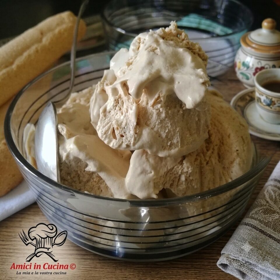 Primo piano del gelato al caffè senza glutine con consistenza cremosa.