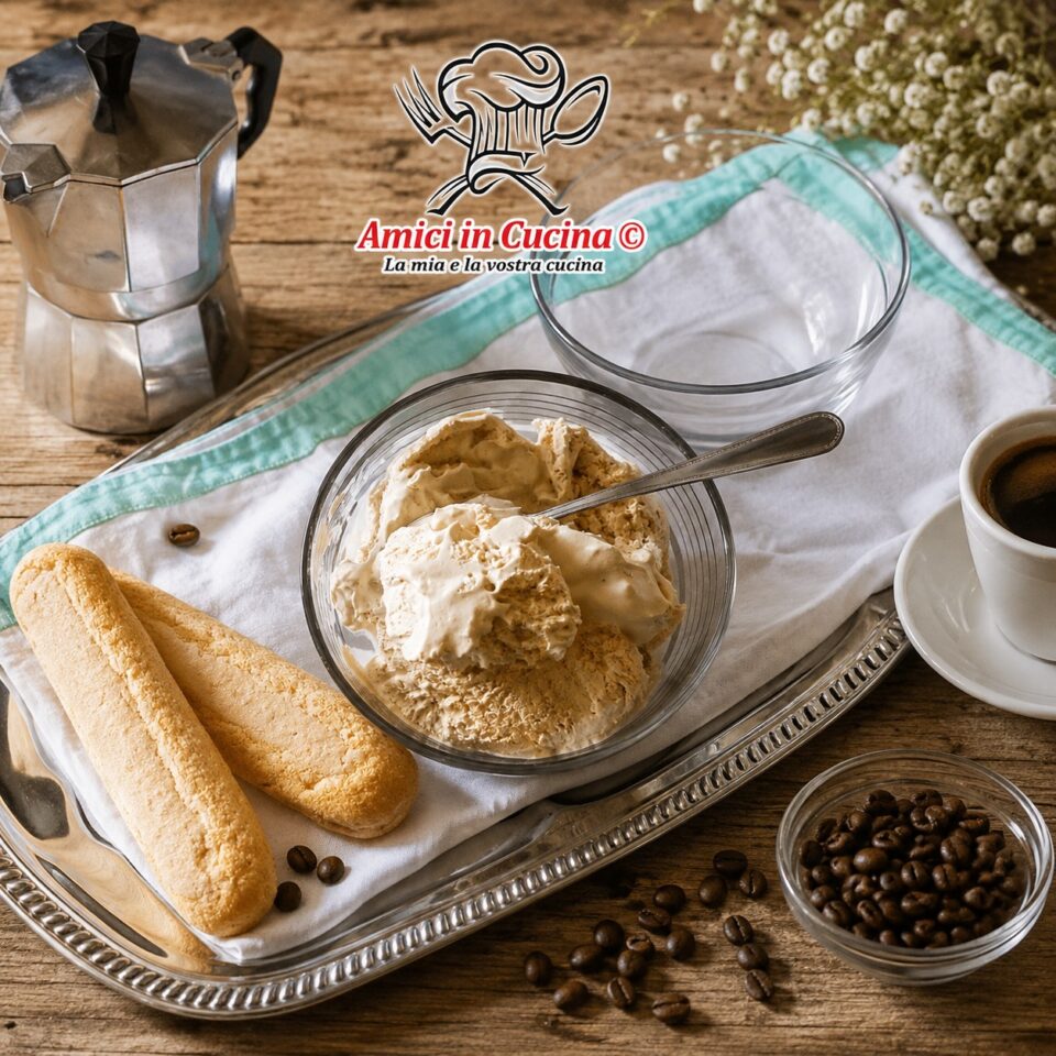 Gelato al caffè senza glutine preparato senza gelatiera, servito in coppetta con chicchi di caffè e cacao.