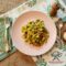 Gnocchetti verdi con crema di fiori di zucca, zucchine e prosciutto crudo croccante