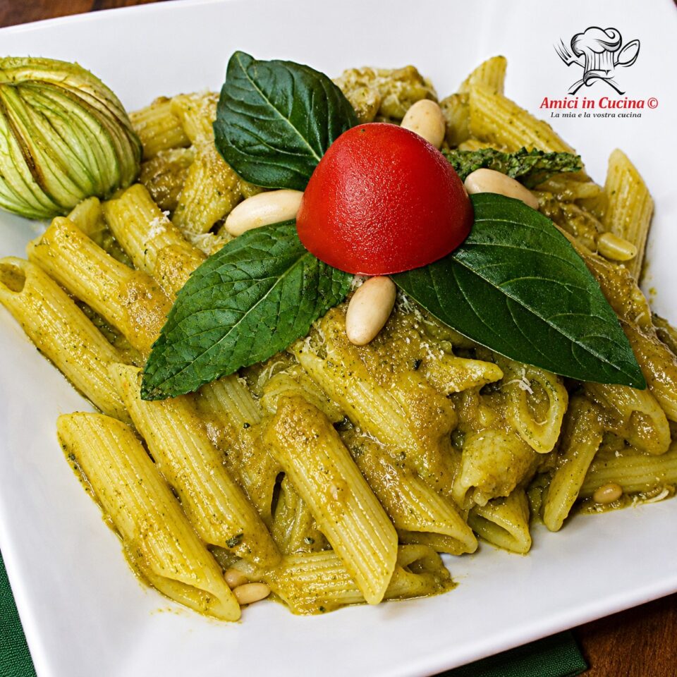 Penne con pesto di zucchine, basilico, mandorle e pinoli